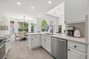 Private kitchen - The Lake Pointe Retreat! (Austin)