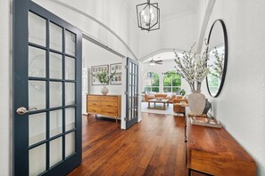 Interior - The Lake Pointe Retreat! (Austin)