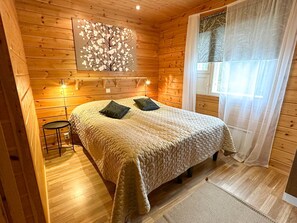 Deluxe Chalet, Kitchen, Lake View | Free WiFi