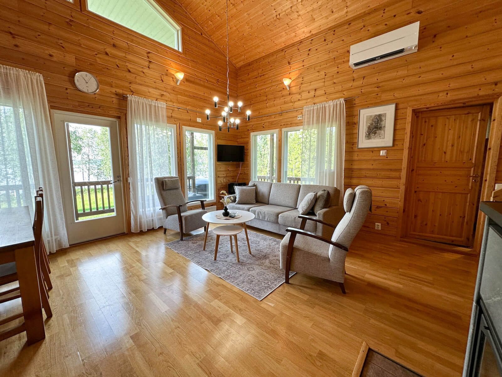 Deluxe-chalet, keittiö, järvinäköala | Oleskelualue | Taulutelevisio, DVD-soitin