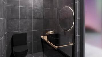Romantische chalet, keuken, gedeeltelijk uitzicht op meer | Badkamer | Een douche, een haardroger, handdoeken, zeep