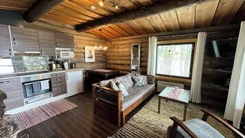 Traditional Cottage, Lake View | Free WiFi