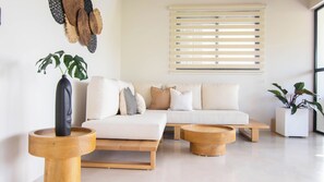 Smart TV - Casita Curtis- luxurious 6-bedroom villa inside HACIENDA CAMPO VERDE w- WiFi, AC (Inoa)