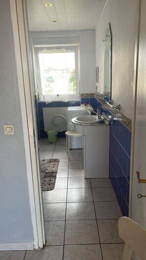 Serviettes fournies, savon, papier toilette