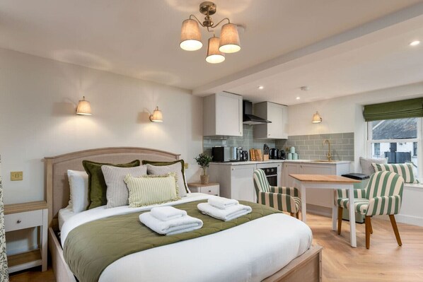 1 bedroom, iron/ironing board, WiFi, bed sheets - Bridgend Studio - Near Free Parking (Stirling)