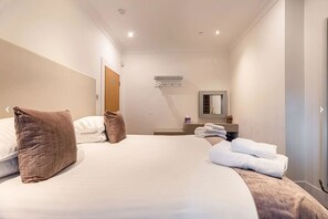 3 habitaciones, tabla de planchar con plancha, cuna de viaje y wifi