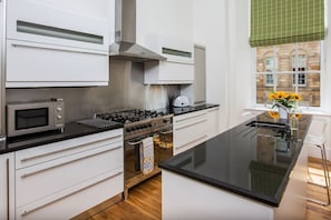Geladeira, micro-ondas, fogão, cooktop