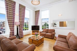 TV, stereo - Luxury 4 Bedroom Apartment in Glasgow City Centre (Glasgow City)
