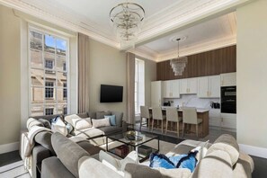 TV - Luxury 4 Bedroom Apartment in Glasgow City Centre (Glasgow City)