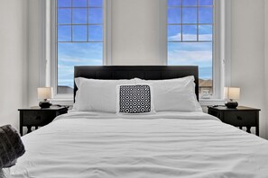 4 quartos, escrivaninha, ferros/tábuas de passar roupa, berço de viagem