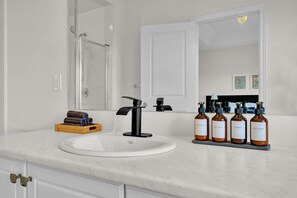 Hair dryer, towels, soap, shampoo - Modern Nest - 4 BR House, 5 Beds, 2.5 Baths, 3 Park (Pickering)