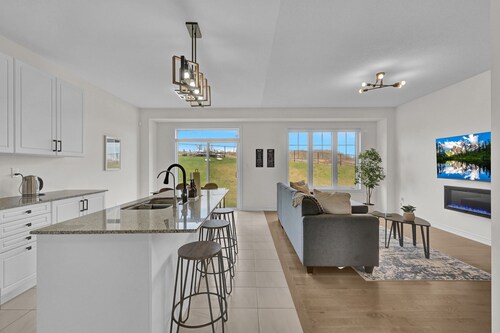 Modern Nest - 4 BR House, 5 Beds, 2.5 Baths, 3 Park