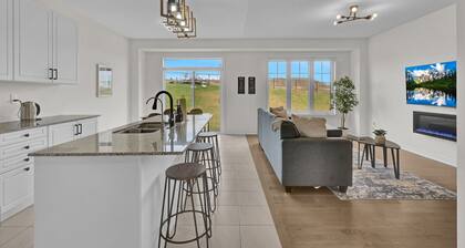 Modern Nest - 4 BR House, 5 Beds, 2.5 Baths, 3 Park