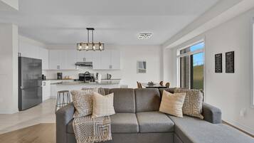 Téléviseur connecté, foyer, table de ping-pong, livres