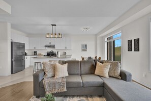 Smart TV, lareira, mesa de pingue-pongue, livros