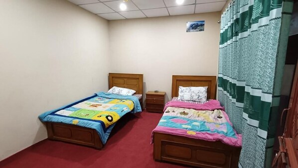 Habitación Deluxe doble, vistas a la montaña | Sistema de insonorización, tabla de planchar con plancha, wifi gratis