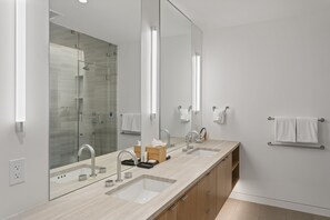 Douche, séchoir à cheveux, serviettes fournies