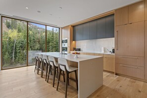 Réfrigérateur, four à micro-ondes, un four, lave-vaisselle