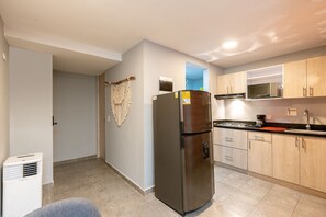 Fridge, microwave, dishwasher, cookware/dishes/utensils