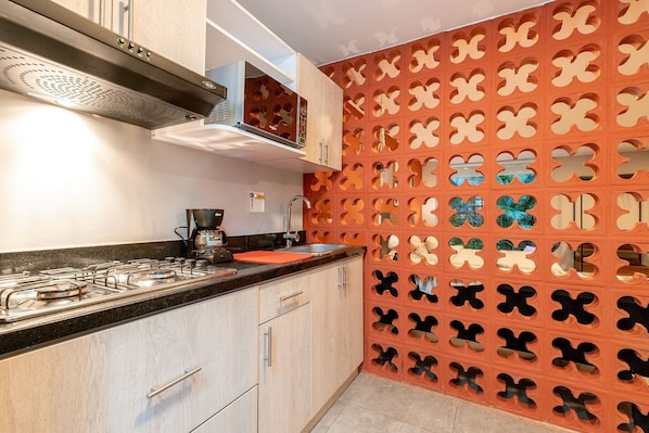 Fridge, microwave, dishwasher, cookware/dishes/utensils