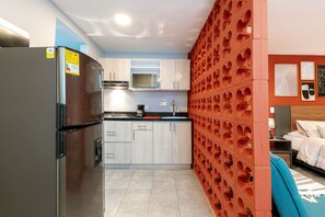 Refrigerador, microondas, lavavajillas y utensilios de cocina