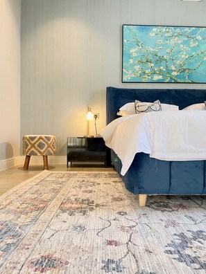 Skrivebord for bærbar PC og wi-fi (inkludert)