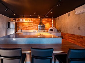 ثلاجة، ميكروويف، ماكينة لصنع القهوة/الشاي، مستلزمات طهي/أطباق/أوعية