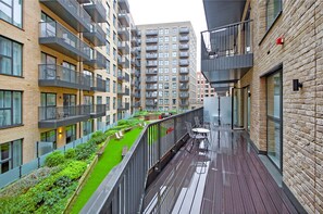 2 bedrooms, Internet - Elegant Apartment With Private Terrace (London)