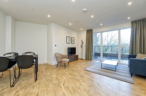 Apartment | 2 bedrooms, Internet - Stunning Two-bedroom Flat With Balcony (London)