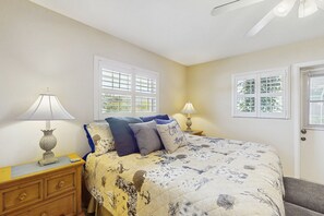 3 bedrooms, iron/ironing board, Internet, bed sheets - Private pool and dog friendly oasis close to beaches with WIFI, AC and WD (Sarasota)