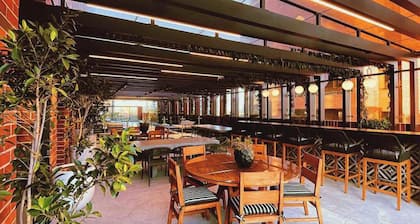 Close to exclusive shopping centers! Modern apartment Airali Zona 10