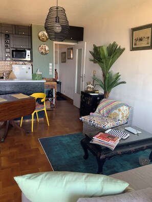 Living area - Breathtaking sea view, 100 m from the beach, 2-room walk-through apartment (Saint-Cyprien)