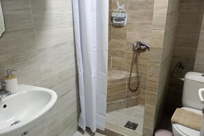 Ducha, secador de pelo, toallas, jabón