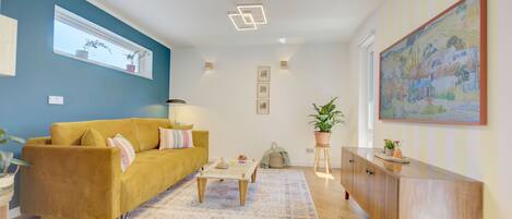 Een smart-tv, boeken en een computerscherm