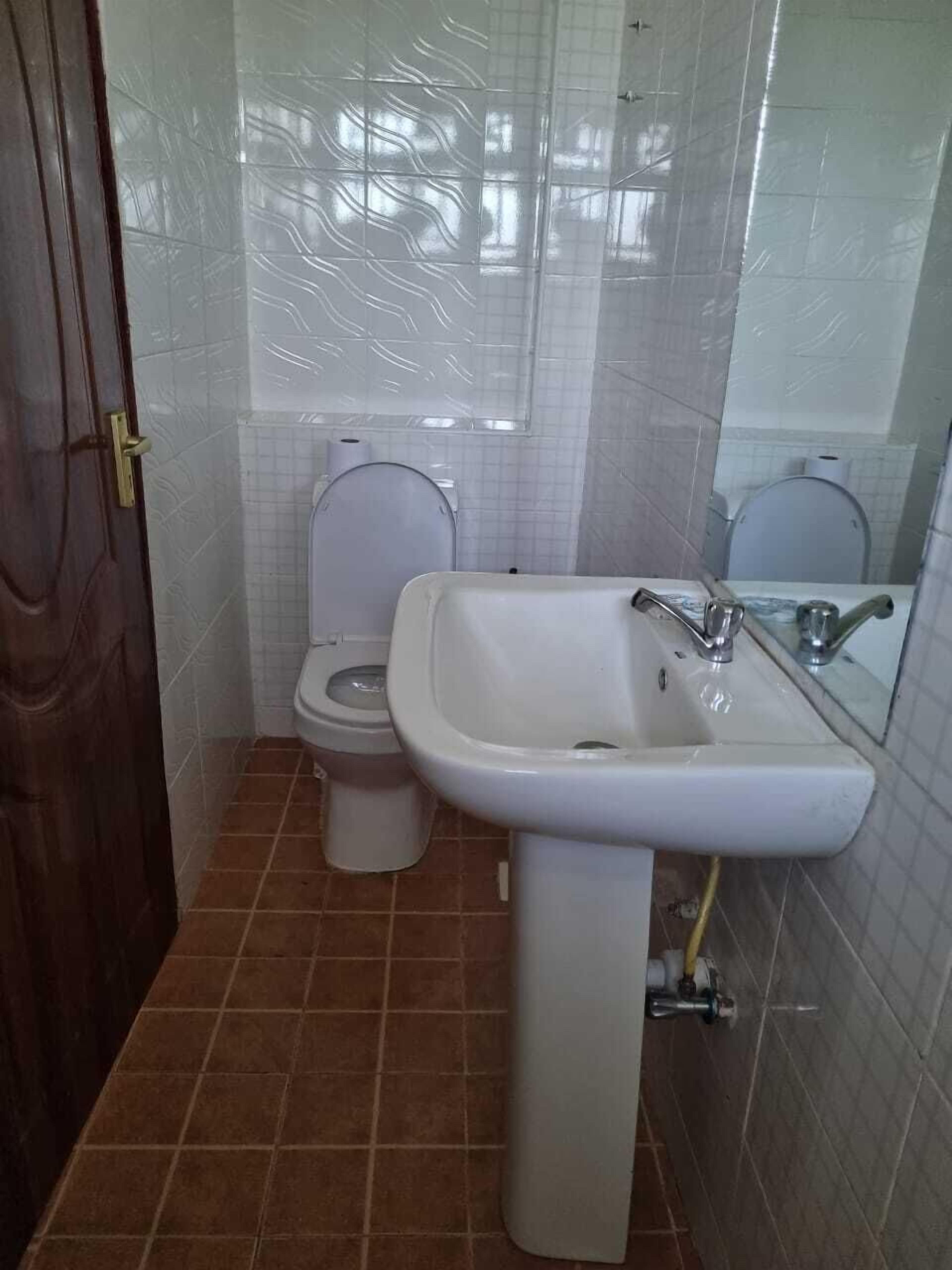 Appartamento Deluxe, vista città | Bagno | Doccia, set di cortesia gratuito, accappatoio, pantofole