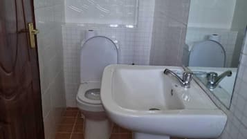 Appartamento Deluxe, vista città | Bagno | Doccia, set di cortesia gratuito, accappatoio, pantofole