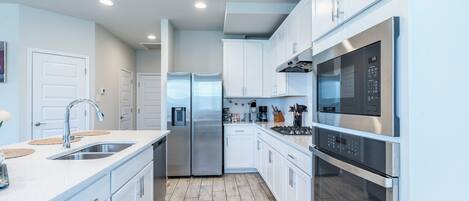 冷蔵庫、電子レンジ、オーブン、コンロ