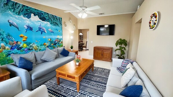 Living area - BlockHaven near Legoland, Disney, Universal Studios, Busch Gardens & SeaWorld !! (Winter Haven)