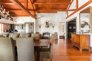 Dining - Charleston Loft | Exclusive Party-Friendly Rental (Charleston)