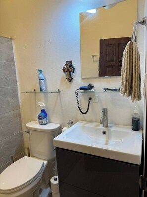 Douche, serviettes fournies, savon, papier toilette