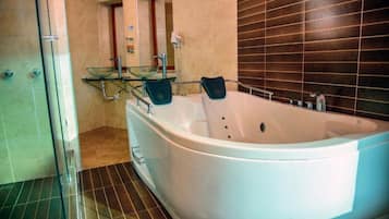 Chambre Double Luxe, patio, vue piscine | Bain à remous privé