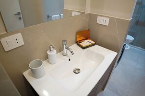 Douche, sèche-cheveux, bidet, serviettes fournies