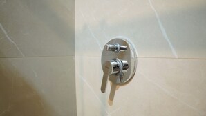 Dusj, hårføner, bidé og håndklær