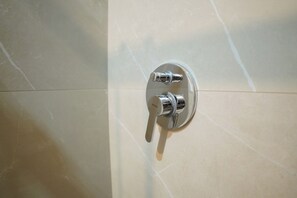 Chuveiro, secador de cabelo, bidê, toalhas de banho