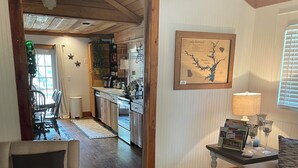 Una sala de estar acogedora con chimenea, un comedor y una cocina.