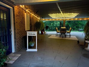 Outdoor dining - Spacious 1-bedroom guesthouse in lovely Wiggins with WiFi, AC (Wiggins)