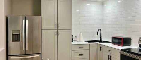 Geladeira, micro-ondas, fogão, cooktop