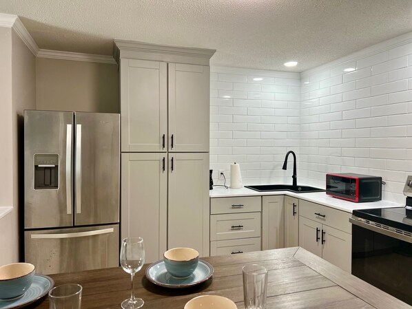 Fridge, microwave, oven, stovetop - Spacious 1-bedroom guesthouse in lovely Wiggins with WiFi, AC (Wiggins)