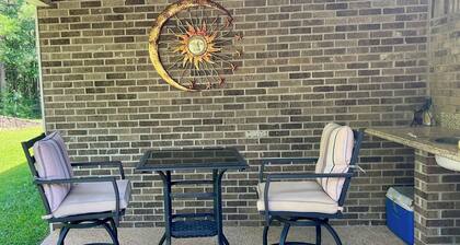 Spacious 1-bedroom guesthouse in lovely Wiggins with WiFi, AC