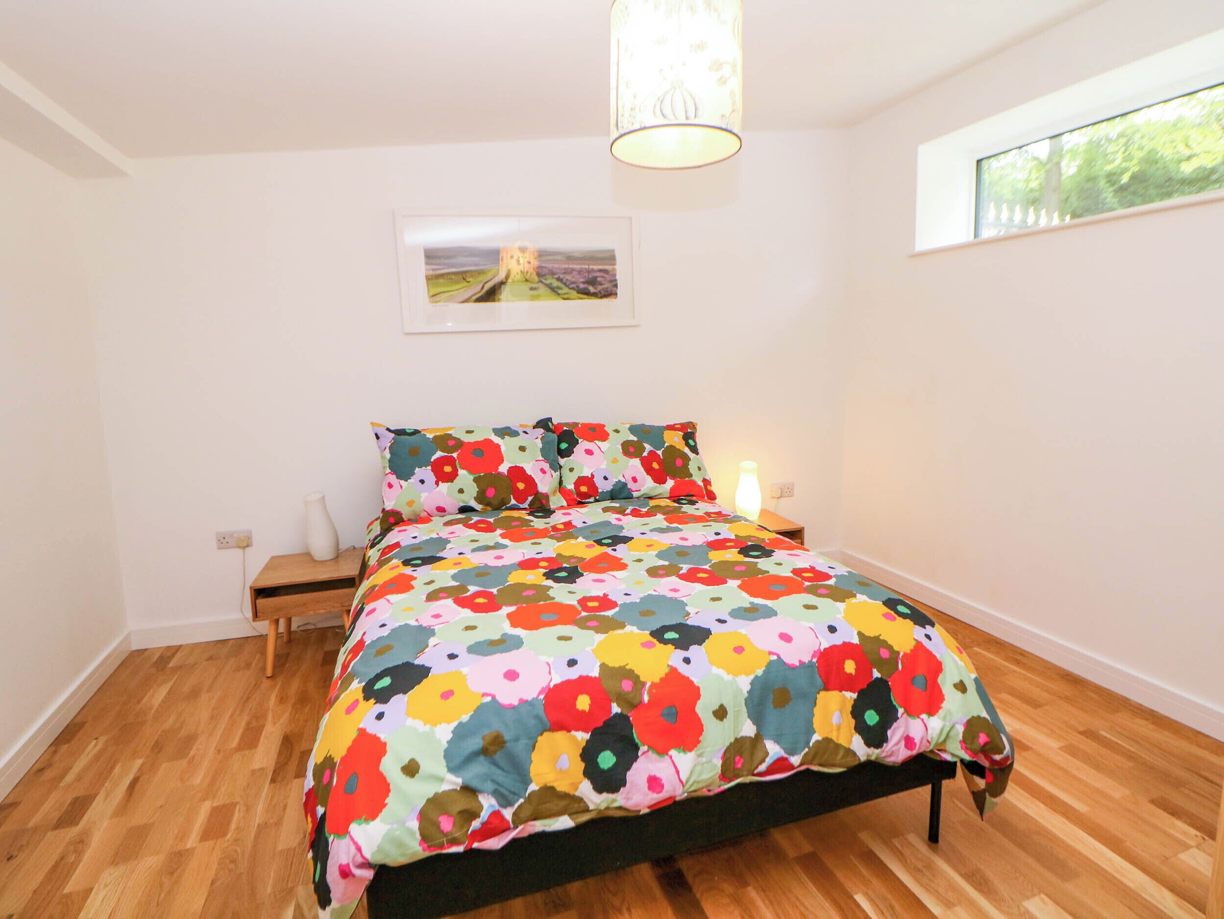 2 Schlafzimmer, individuell dekoriert, individuell eingerichtet